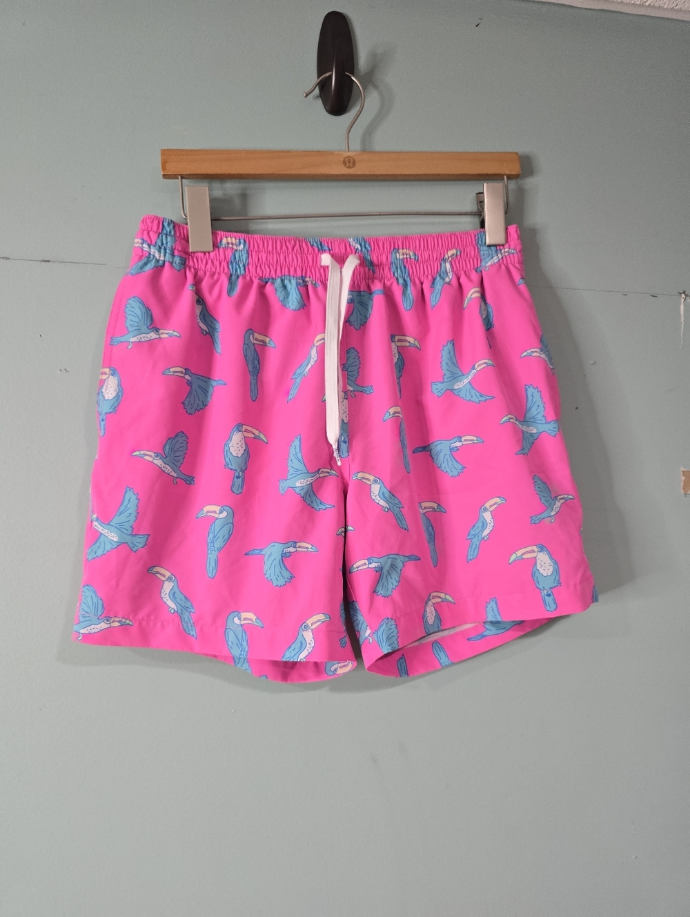 Chubbies Mens Pink Toucan Print Swim Trunks 5.5 Inch Inseam Shorts Size M